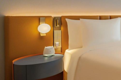 Ένα ή περισσότερα κρεβάτια σε δωμάτιο στο EVEN Hotels Shanghai Expo by IHG