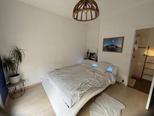 - une chambre avec un grand lit d'angle dans l'établissement Villa La Rochelle, à La Rochelle