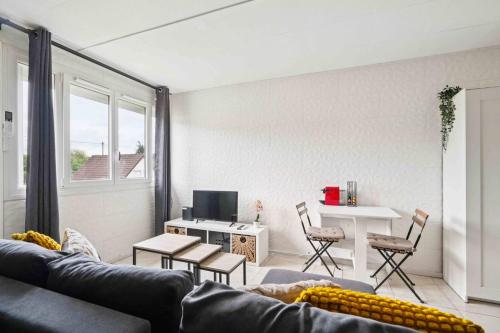 un salon avec un canapé et une table dans l'établissement Le Charpenté, à Paray-Vieille-Poste