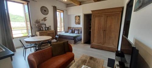 una sala de estar con una cama y una mesa en Domaine Saint Martin, en Valliguières