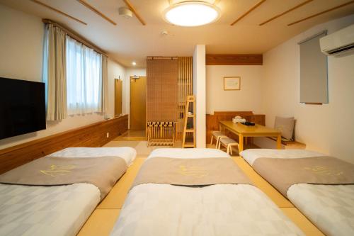 Postel nebo postele na pokoji v ubytování KAYO NIJO Hotel