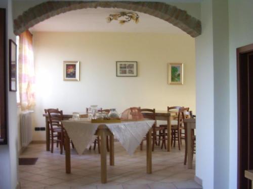 una sala da pranzo con tavolo e sedie di Agriturismo Macìn a Cesena