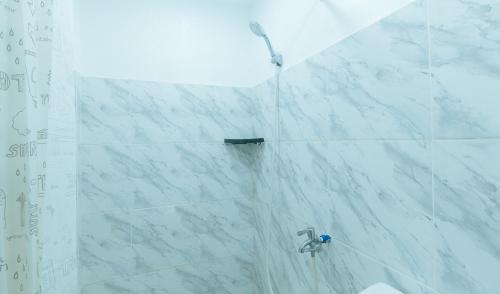 Et badeværelse på Skybox Pension House by RedDoorz