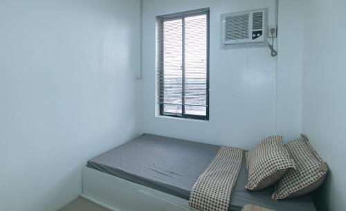 En eller flere senge i et værelse på Skybox Pension House by RedDoorz