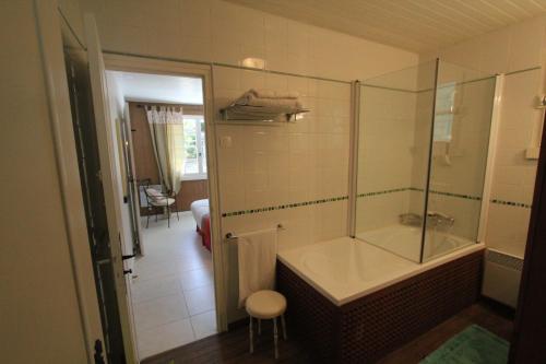 奧雷龍聖喬治的住宿－La Villa Oleron，带浴缸和玻璃淋浴间的浴室。