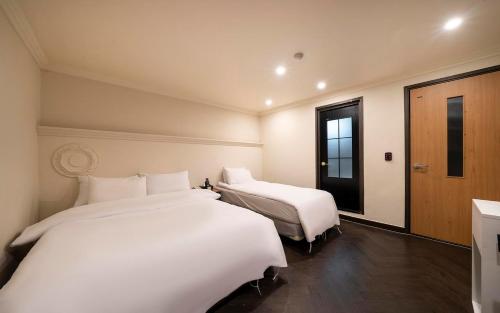Ένα ή περισσότερα κρεβάτια σε δωμάτιο στο Sadang Film Hotel