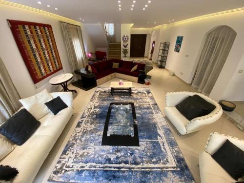 un salon avec un canapé et une table dans l'établissement فيلا منفصله بحمام سباحه فى مدينتى, à Madinaty