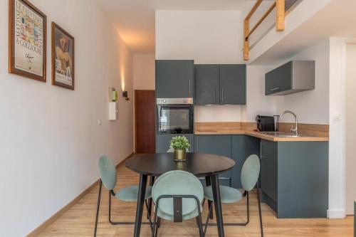 une cuisine et une salle à manger avec une table et des chaises dans l'établissement 1 bedroom apartment near Catholic University, à Lille