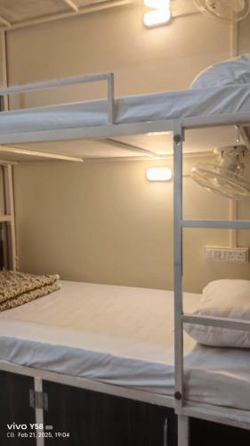 Una cama o camas en una habitación de 5 Star Yatri Vishram Dormitory & Rooms
