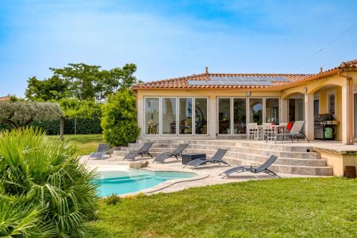 une maison avec une piscine et une terrasse dans l'établissement Villa aux portes de la Camargue, à Saint-Gilles