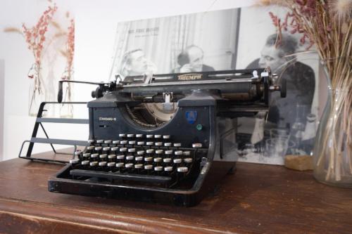 an old fashioned typewriter sitting on a table at Les apparts du TRECH in Tulle