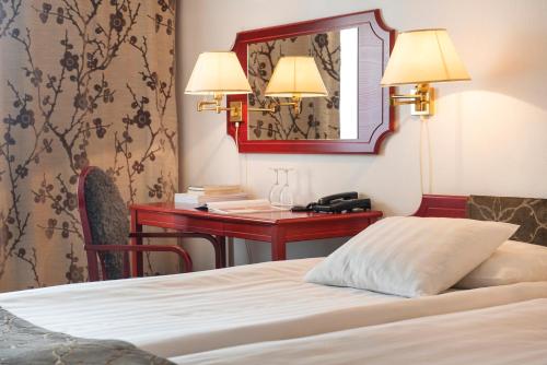 Un ou plusieurs lits dans un hébergement de l'établissement Best Western Strand Hotel