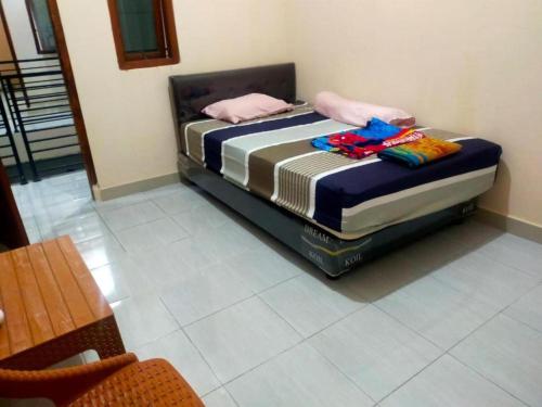 Katil atau katil-katil dalam bilik di Homestay Komodo Mountain View
