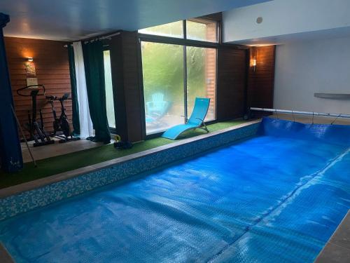 Kolam renang di atau dekat dengan Le studio de Manoline