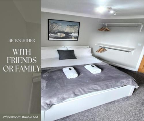 カーディフにあるUltra-Luxury City centre 2 bed apartment, with FREE parkingの友人や家族とベッドで過ごす寝室