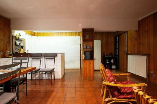 a kitchen and dining room with a table and chairs at Pit stop in Villa nel Verde a Roma-Aeroporto di Ciampino in Rome