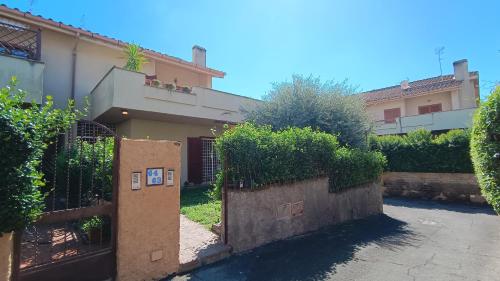 a house with a gate in front of a yard at Pit stop in Villa nel Verde a Roma-Aeroporto di Ciampino in Rome