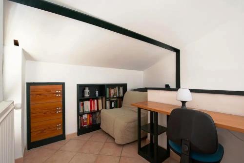 a room with a desk and a couch and a bedroom at Pit stop in Villa nel Verde a Roma-Aeroporto di Ciampino in Rome