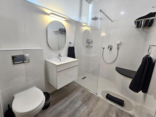 Ένα μπάνιο στο Luxury Penthouse Apartment 711 at La Montagne by First Private Stays
