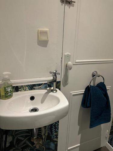 Photo de la galerie de l'établissement Stunning city centre 3-bed apartment, à Narbonne