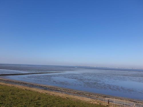 vista su una spiaggia con l'oceano sullo sfondo di Ferienhaus J7 a Butjadingen