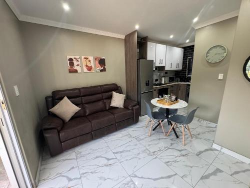 un soggiorno con un divano e un tavolo di Durban Holiday Apartments by Mieli Estates , Unit 2 a Durban