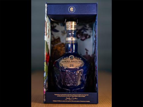 una bottiglia di gin in una scatola blu di Tsuru Yoshikawa Onsen a Manazuru