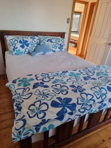 Cama o camas de una habitación en Located in tranquil street and only 200 metres from the beach