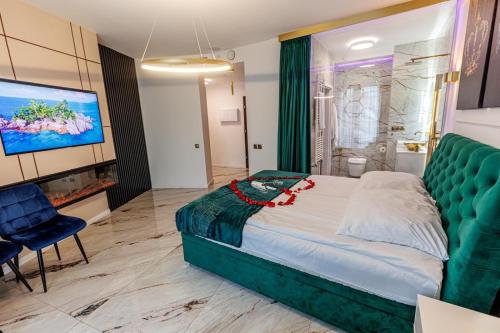 ein Schlafzimmer mit großem Bett und Fernseher in der Unterkunft Hanza King Apartament 1 and SPA in Stettin