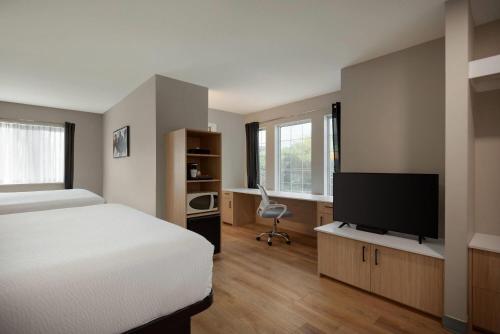 Postel nebo postele na pokoji v ubytování Days Inn by Wyndham Kelowna