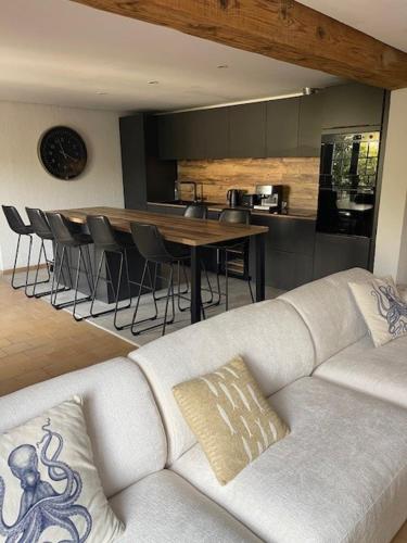 un salon avec un canapé blanc et une cuisine dans l'établissement Entre Terre et Mer, à Palau-del-Vidre