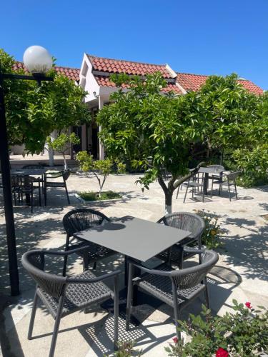 Gallery image of Restaurant Bujtina Portokallja in Fier