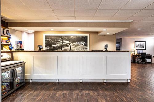 a waiting area of a store with a large counter at Hampton Inn Salisbury in Salisbury