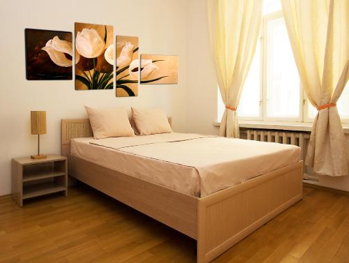 モスクワにあるApartLux Znamenkaのベッドルーム(ベッド1台、窓付)