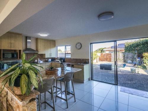 Η κουζίνα ή μικρή κουζίνα στο Riverview Beach House
