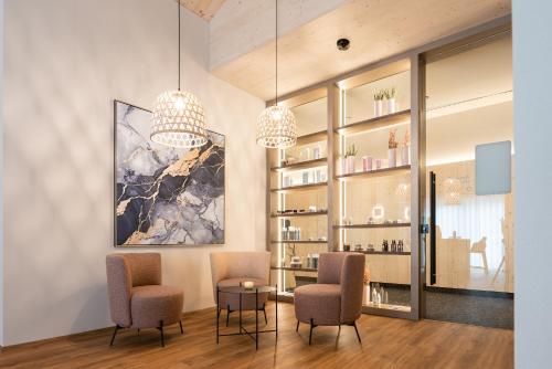 a dining room with two chairs and a table at DAS GERSTL Family Retreat in Resia