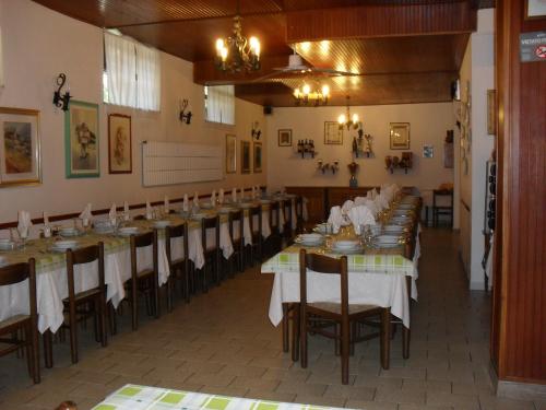 Un restaurant sau alt loc unde se poate mânca la Al Caminetto