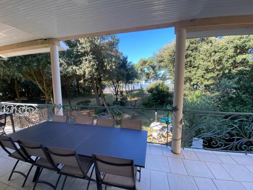 une table et des chaises bleues sur une terrasse dans l'établissement Villa face mer, plage, à Saint-Georges-de-Didonne