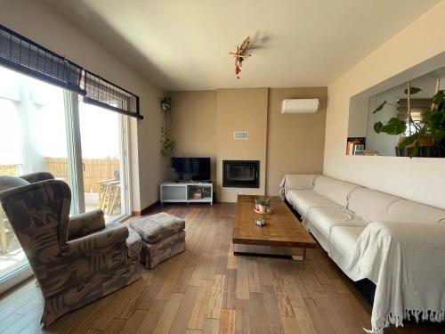 Χώρος καθιστικού στο Sea View Serenity 3BR Home near Beach & Town