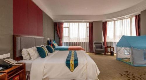a bedroom with a large bed in a room at Shunde Emperor Hotel in Shunde