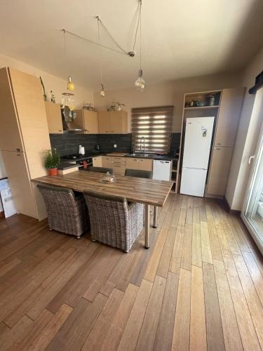 Η κουζίνα ή μικρή κουζίνα στο Sea View Serenity 3BR Home near Beach & Town