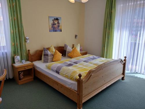 Postel nebo postele na pokoji v ubytování Gästehaus Kiesmüller