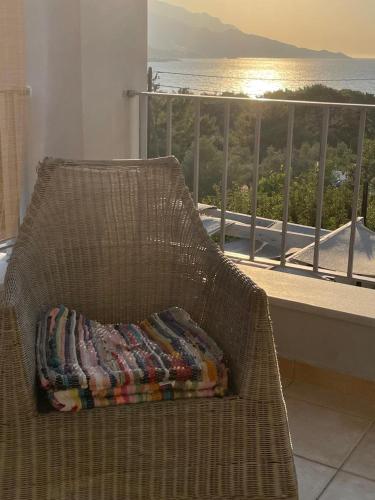 Χώρος καθιστικού στο Sea View Serenity 3BR Home near Beach & Town