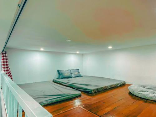 a bedroom with two beds in a room at Roses Homestay- Venuestay in Tam Ðảo