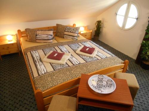Łóżko lub łóżka w pokoju w obiekcie Pension a Restaurant VESNA - České Švýcarsko