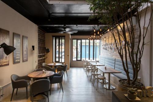 une rangée de tables et de chaises dans un restaurant dans l'établissement 日月潭 3JD home 一館, à Yuchi