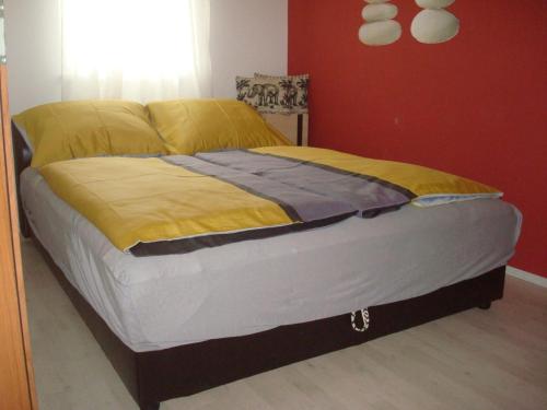 Katil atau katil-katil dalam bilik di Honey Wellness Apartman