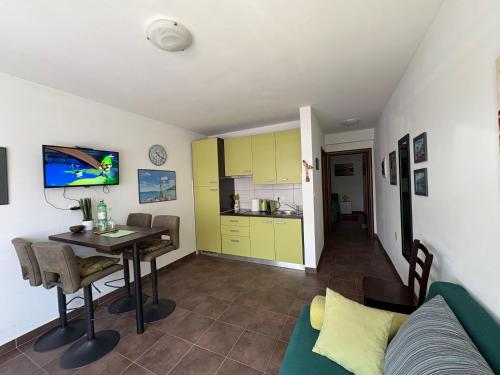 Perla Apartments Opatija - apartments with sea viewにあるキッチンまたは簡易キッチン