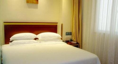 Кровать или кровати в номере GreenTree Inn Tianjin JinNan ShuangLin Metro Station Express Hotel