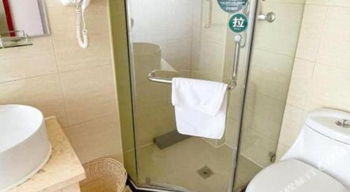Ванная комната в GreenTree Inn Tianjin JinNan ShuangLin Metro Station Express Hotel